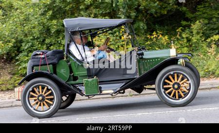 Milton Keynes, Regno Unito-10 settembre 2023: Auto d'epoca Ford Model T del 1915 splendidamente restaurata che viaggia su una strada di campagna inglese. Foto Stock