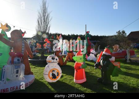 gonfiabili dei cartoni animati natalizi in giardino Foto Stock