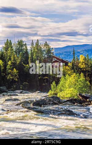 Stazione di montagna di Kvikkjokk in Svezia vicino a un fiume rapido in autunno Foto Stock