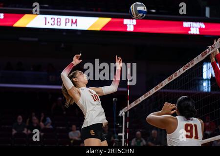 Il middle blocker della USC Trojans Lindsey Miller (10) punta la palla durante una partita di pallavolo femminile della NCAA contro le Marist Red Foxes, sabato, settembre Foto Stock