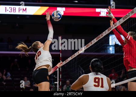 Il middle blocker della USC Trojans Lindsey Miller (10) punta la palla durante una partita di pallavolo femminile della NCAA contro le Marist Red Foxes, sabato, settembre Foto Stock