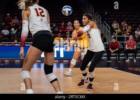 USC Trojans fuori dalla hitter London Wijay (2) bussa una palla durante una partita di pallavolo femminile NCAA contro le Marist Red Foxes, sabato 9 settembre 2 Foto Stock