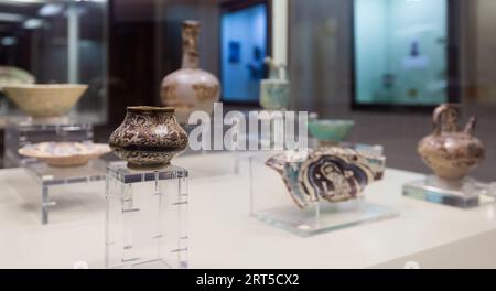 Interno, esposizione del museo della scienza islamica e dell'arte. Collezione del museo degli oggetti domestici, dei piatti e degli oggetti di culto Foto Stock