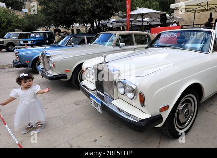 Deir El Qamar, Libano. 10 settembre 2023. Una ragazza è vista durante un'esposizione di auto d'epoca tenutasi a Deir el Qamar, nel Governatorato del Monte Libano, in Libano, il 10 settembre 2023. Una mostra di auto d'epoca si è tenuta domenica a Deir el Qamar, una città storica nel sud-centro del Libano, con circa 50 auto d'epoca di epoche diverse. Crediti: Liu Zongya/Xinhua/Alamy Live News Foto Stock