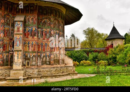 Foto degli affreschi dipinti e delle pareti esterne del monastero di Moldovița in Bucovina, nel nord-est della Romania, un sito patrimonio dell'umanità dell'UNSECO Foto Stock