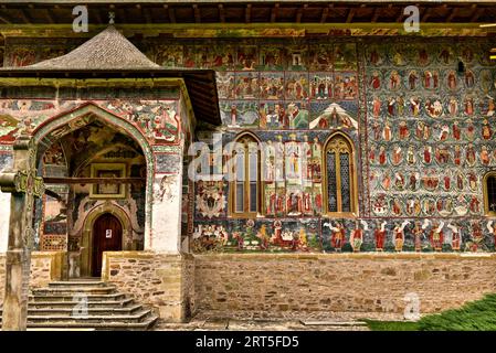 Splendidi affreschi del monastero di Sucevița nella regione della Bucovina, nella Romania nord-orientale Foto Stock