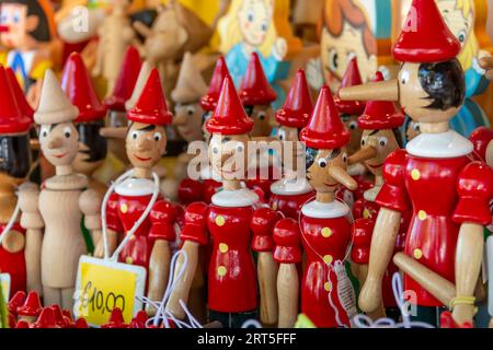 Figurine lignee raffiguranti il personaggio di Pinocchio a Collodi, Italia Foto Stock