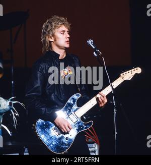 Roger Taylor, britischer Sänger und eigentlich Schlagzeuger der Gruppe 'Queen', hier an der Gitarre, Deutschland 1981. Foto Stock