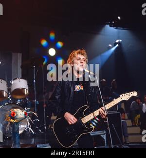 Roger Taylor, britischer Sänger und eigentlich Schlagzeuger der Gruppe 'Queen', hier an der Gitarre, Deutschland 1981. Foto Stock