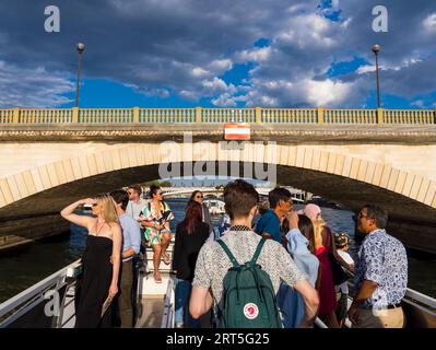 Barca turistica che passa sotto, Ponte Invalides, Pont des Invalides, fiume Senna, Parigi, Francia, Europa, UE. Foto Stock