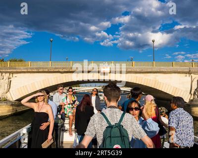 Barca turistica che passa sotto, Ponte Invalides, Pont des Invalides, fiume Senna, Parigi, Francia, Europa, UE. Foto Stock