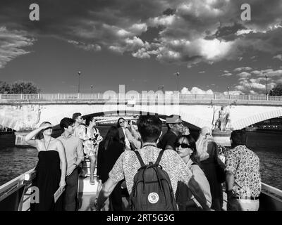 Barca turistica che passa sotto, Ponte Invalides, Pont des Invalides, fiume Senna, Parigi, Francia, Europa, UE. Foto Stock