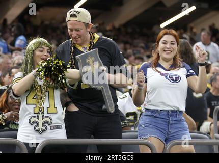 New Orleans, USA. 10 settembre 2023. Sia i tifosi dei New Orleans Saints che dei Tennessee Titans interagiscono tra loro durante una partita della National Football League al Caesars Superdome di New Orleans, Louisiana, domenica 10 settembre 2023. (Foto di Peter G. Forest/Sipa USA) credito: SIPA USA/Alamy Live News Foto Stock