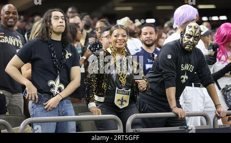 New Orleans, USA. 10 settembre 2023. Un gruppo di tifosi dei New Orleans Saints mostra il loro supporto durante una partita della National Football League al Caesars Superdome di New Orleans, Louisiana, domenica 10 settembre 2023. (Foto di Peter G. Forest/Sipa USA) credito: SIPA USA/Alamy Live News Foto Stock