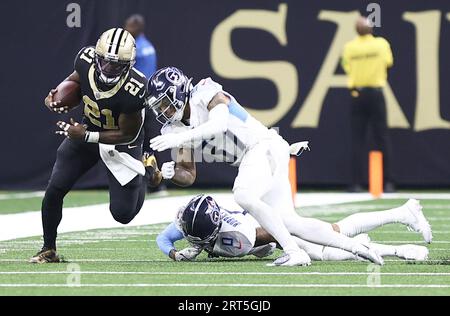 New Orleans, USA. 10 settembre 2023. La safety dei Tennessee Titans Amani Hooker (37) tentò di abbattere il running back dei New Orleans Saints Jamaal Williams (21) durante una partita della National Football League al Caesars Superdome di New Orleans, Louisiana, domenica 10 settembre 2023. (Foto di Peter G. Forest/Sipa USA) credito: SIPA USA/Alamy Live News Foto Stock