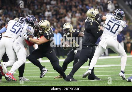 New Orleans, USA. 10 settembre 2023. L'offensive tackle dei New Orleans Saints Ryan Ramczyk (71) blocca il defensive tackle dei Tennessee Titans Jeffrey Simmons (98) mentre il centro dei New Orleans Saints Cesar Ruiz (51) blocca il linebacker del Tennessee Jack Gibbens (50) durante una partita della National Football League al Caesars Superdome di New Orleans, Louisiana, domenica 10 settembre 2023. (Foto di Peter G. Forest/Sipa USA) credito: SIPA USA/Alamy Live News Foto Stock