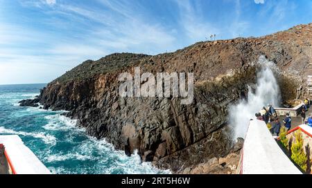 Ottima vista panoramica del geyser marino di la Bufadora, un'attrazione turistica molto visitata dalla gente quando visita il Messico. Foto Stock