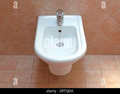 Bidet in ceramica bianca montato a parete, bagno italiano Foto Stock