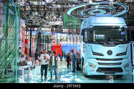 230906 -- HOHHOT, 6 settembre 2023 -- le persone visitano il 4 ° Expo Cina-Mongolia tenutosi a Hohhot, nella regione autonoma della Mongolia interna della Cina settentrionale, 6 settembre 2023. Il quarto Expo Cina-Mongolia è iniziato a Hohhot mercoledì. Più di 3.000 aziende e 35 paesi e regioni hanno partecipato all'expo. CHINA-INNER MONGOLIA-HOHHOT-CHINA-MONGOLIA EXPO CN BEIXHE PUBLICATIONXNOTXINXCHN Foto Stock