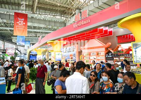 230906 -- HOHHOT, 6 settembre 2023 -- le persone sono viste al 4 ° Expo Cina-Mongolia tenutosi a Hohhot, nella regione autonoma della Mongolia interna della Cina settentrionale, 6 settembre 2023. Il quarto Expo Cina-Mongolia è iniziato a Hohhot mercoledì. Più di 3.000 aziende e 35 paesi e regioni hanno partecipato all'expo. CHINA-INNER MONGOLIA-HOHHOT-CHINA-MONGOLIA EXPO CN BEIXHE PUBLICATIONXNOTXINXCHN Foto Stock