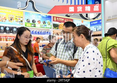 230906 -- HOHHOT, 6 settembre 2023 -- le persone scelgono i prodotti al 4 ° Expo Cina-Mongolia tenutosi a Hohhot, nella regione autonoma della Mongolia interna della Cina settentrionale, 6 settembre 2023. Il quarto Expo Cina-Mongolia è iniziato a Hohhot mercoledì. Più di 3.000 aziende e 35 paesi e regioni hanno partecipato all'expo. CHINA-INNER MONGOLIA-HOHHOT-CHINA-MONGOLIA EXPO CN BEIXHE PUBLICATIONXNOTXINXCHN Foto Stock