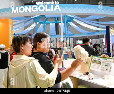 230906 -- HOHHOT, 6 settembre 2023 -- le persone visitano il 4 ° Expo Cina-Mongolia tenutosi a Hohhot, nella regione autonoma della Mongolia interna della Cina settentrionale, 6 settembre 2023. Il quarto Expo Cina-Mongolia è iniziato a Hohhot mercoledì. Più di 3.000 aziende e 35 paesi e regioni hanno partecipato all'expo. CHINA-INNER MONGOLIA-HOHHOT-CHINA-MONGOLIA EXPO CN BEIXHE PUBLICATIONXNOTXINXCHN Foto Stock