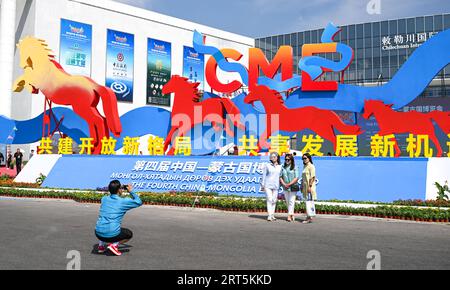 230906 -- HOHHOT, 6 settembre 2023 -- le persone si mettono in posa per delle foto fuori dalla sede del 4 ° Expo Cina-Mongolia tenutosi a Hohhot, nella regione autonoma della Mongolia interna della Cina settentrionale, 6 settembre 2023. Il quarto Expo Cina-Mongolia è iniziato a Hohhot mercoledì. Più di 3.000 aziende e 35 paesi e regioni hanno partecipato all'expo. CHINA-INNER MONGOLIA-HOHHOT-CHINA-MONGOLIA EXPO CN BEIXHE PUBLICATIONXNOTXINXCHN Foto Stock