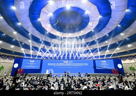 230906 -- HOHHOT, 6 settembre 2023 -- la gente partecipa alla cerimonia di apertura della 4a Expo Cina-Mongolia & Economic and Trade Fair per l'apertura verso nord della Cina tenutasi a Hohhot, nella regione autonoma della Mongolia interna della Cina, 6 settembre 2023. Il quarto Expo Cina-Mongolia è iniziato a Hohhot mercoledì. Più di 3.000 aziende e 35 paesi e regioni hanno partecipato all'expo. CHINA-INNER MONGOLIA-HOHHOT-CHINA-MONGOLIA EXPO CN BEIXHE PUBLICATIONXNOTXINXCHN Foto Stock