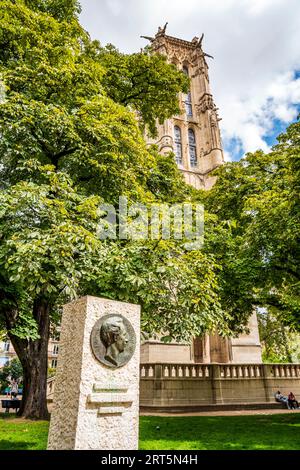 Targa commemorativa per lo scrittore francese Gerard de Nerval in Square De la Tour Saint Jacques, centro di Parigi, Francia Foto Stock