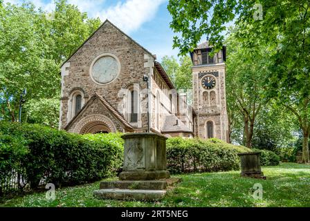 La chiesa di St Pancras, nel St Pancras Old Church Cemetery, annidata tra gli alberi, London Borough of Camden, Regno Unito Foto Stock