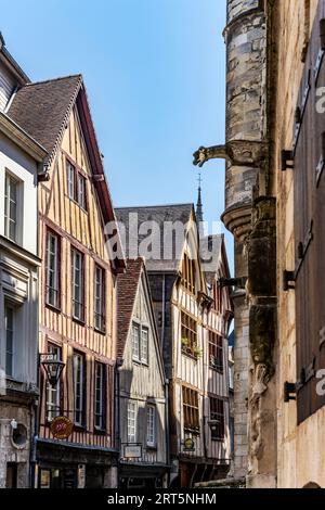 Tradizionale casa colorata in legno nel centro di Rouen, Francia Foto Stock