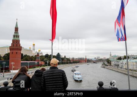 230910 -- MOSCA, 10 settembre 2023 -- le barche partecipano a una parata durante le celebrazioni della giornata della città di Mosca a Mosca, in Russia, 9 settembre 2023. Questo fine settimana si tengono una serie di eventi per celebrare la giornata della città di Mosca e per celebrare il 876° anniversario della fondazione della città. Foto di /Xinhua RUSSIA-MOSCA-CITY DAY AlexanderxZemlianichenkoxJr PUBLICATIONxNOTxINxCHN Foto Stock