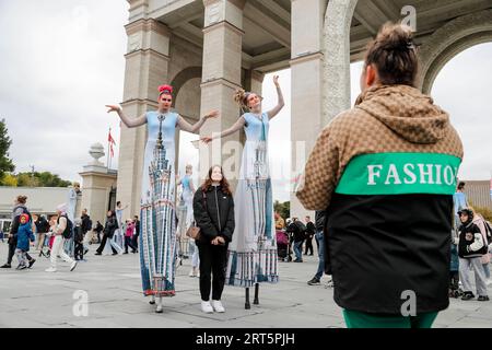 230910 -- MOSCA, 10 settembre 2023 -- Una ragazza posa per una foto con attrici vestite come gli edifici di Mosca durante le celebrazioni della giornata della città di Mosca a Mosca, Russia, 9 settembre 2023. Questo fine settimana si tengono una serie di eventi per celebrare la giornata della città di Mosca e per celebrare il 876° anniversario della fondazione della città. Foto di /Xinhua RUSSIA-MOSCA-CITY DAY AlexanderxZemlianichenkoxJr PUBLICATIONxNOTxINxCHN Foto Stock