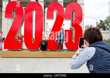 230910 -- MOSCA, 10 settembre 2023 -- i bambini posano per una foto con decorazioni durante le celebrazioni della giornata della città di Mosca a Mosca, Russia, 9 settembre 2023. Questo fine settimana si tengono una serie di eventi per celebrare la giornata della città di Mosca e per celebrare il 876° anniversario della fondazione della città. Foto di /Xinhua RUSSIA-MOSCA-CITY DAY AlexanderxZemlianichenkoxJr PUBLICATIONxNOTxINxCHN Foto Stock