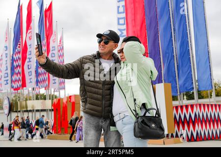 230910 -- MOSCA, 10 settembre 2023 -- la gente fa un selfie con le decorazioni durante le celebrazioni della giornata della città di Mosca a Mosca, in Russia, 9 settembre 2023. Questo fine settimana si tengono una serie di eventi per celebrare la giornata della città di Mosca e per celebrare il 876° anniversario della fondazione della città. Foto di /Xinhua RUSSIA-MOSCA-CITY DAY AlexanderxZemlianichenkoxJr PUBLICATIONxNOTxINxCHN Foto Stock