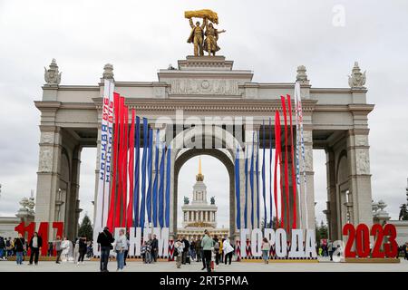 230910 -- MOSCA, 10 settembre 2023 -- le decorazioni per le celebrazioni della giornata della città di Mosca sono viste all'ingresso della Mostra dei risultati dell'economia nazionale a Mosca, Russia, 9 settembre 2023. Questo fine settimana si tengono una serie di eventi per celebrare la giornata della città di Mosca e per celebrare il 876° anniversario della fondazione della città. Foto di /Xinhua RUSSIA-MOSCA-CITY DAY AlexanderxZemlianichenkoxJr PUBLICATIONxNOTxINxCHN Foto Stock