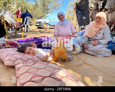 230910 -- MARRAKESH, 10 settembre 2023 -- i residenti si rifugiano in uno spazio aperto vicino all'epicentro presso il villaggio di Amizmiz in Marocco, 10 settembre 2023. Un terremoto di magnitudo 6,8 ha colpito il Marocco venerdì. L'epicentro del terremoto era vicino alla città di Ighil nella provincia di al Haouz, circa 70 km a sud-ovest di Marrakech. Il terremoto ha causato la morte di 2.012 persone e ne ha feriti 2.059, di cui 1.404 in gravi condizioni, secondo l'ultimo aggiornamento del Ministero degli interni del paese di sabato. MAROCCO-TERREMOTO-EPICENTRO-RIFUGIO WangxDongzhen PUBLICATIONxNOTxINxCHN Foto Stock