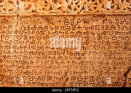 Scrittura glagolitica, la più antica scrittura di pietra dell'alfabeto slavo conosciuta come Bascanska ploca dalla Croazia Foto Stock