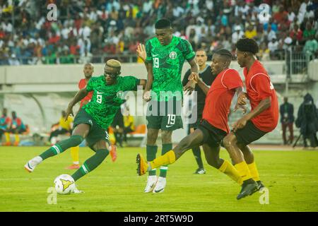 UYO, NIGERIA - 10 SETTEMBRE: Victor Osimhen e Taiwo Awoniyi della Nigeria e Sao Tome difensori durante le qualificazioni alla Coppa d'Africa 2023 (A Foto Stock