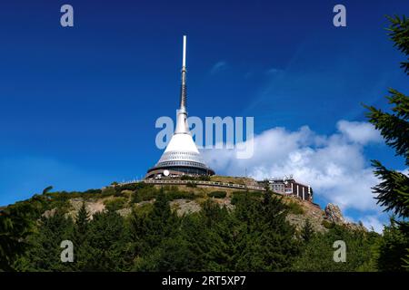 Trasmettitore televisivo e hotel di montagna con una torre panoramica sul Monte Jested vicino a Liberec - Repubblica Ceca, Europa Foto Stock