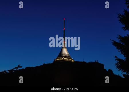 Trasmettitore televisivo e hotel di montagna con una torre panoramica sul Monte Jested vicino a Liberec di notte - Repubblica Ceca, Europa Foto Stock