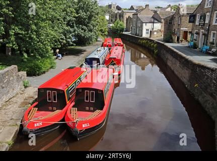 Barche a diga ormeggiate sulla Springs Branch del Leeds Liverpool Canal, Skipton Foto Stock