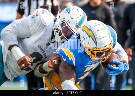 Los Angeles, Stati Uniti. 10 settembre 2023. Il tight end dei Los Angeles Chargers Gerald Everett (R) viene abbattuto dal linebacker dei Miami Dolphins Bradley Chubb (L) durante una partita di football NFL. Miami Dolphins 36:34 Los Angeles Chargers (foto di Ringo Chiu/SOPA Images/Sipa USA) credito: SIPA USA/Alamy Live News Foto Stock