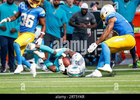 Los Angeles, Stati Uniti. 10 settembre 2023. Il wide receiver dei Miami Dolphins Tyreek Hill (C) prende la palla tra il defensive back dei Los Angeles Chargers Ja'Sir Taylor (L) e la safety Derwin James Jr. (R) durante una partita di football NFL. Miami Dolphins 36:34 Los Angeles Chargers (foto di Ringo Chiu/SOPA Images/Sipa USA) credito: SIPA USA/Alamy Live News Foto Stock