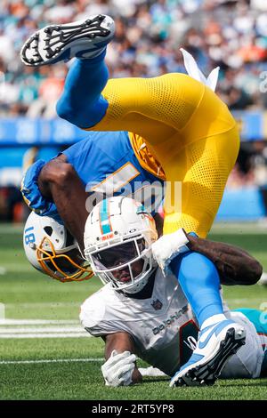 Los Angeles, Stati Uniti. 10 settembre 2023. Il wide receiver dei Los Angeles Chargers Mike Williams (IN ALTO) viene abbattuto dal cornerback dei Miami Dolphins Kader Kohou (IN BASSO) durante una partita di football NFL. Miami Dolphins 36:34 Los Angeles Chargers Credit: SOPA Images Limited/Alamy Live News Foto Stock