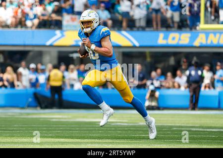 Los Angeles, Stati Uniti. 10 settembre 2023. Il quarterback dei Los Angeles Chargers Justin Herbert (10) corre la palla durante una partita di football NFL contro i Miami Dolphins. Miami Dolphins 36:34 Los Angeles Chargers Credit: SOPA Images Limited/Alamy Live News Foto Stock