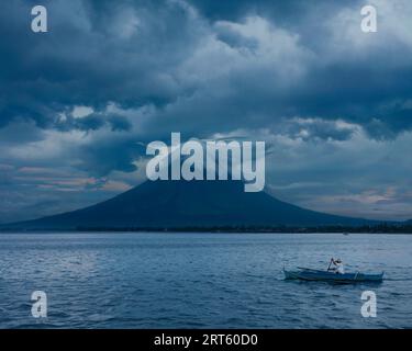 Fisherman con Mayon Volcano. Foto Stock