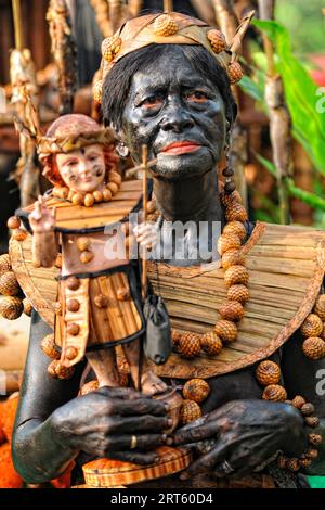 Vecchia donna che tiene un figur di Santo Nino al festival ATI Atihan. Foto Stock