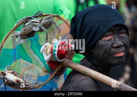 Donna che tiene offerte al festival ATI Atihan, Ibajay. Foto Stock