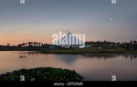 Vulcano Mayon al tramonto, città di Legazpi, provincia di Albay, Filippine Foto Stock